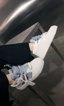 <p>SNEAKERS</p>
